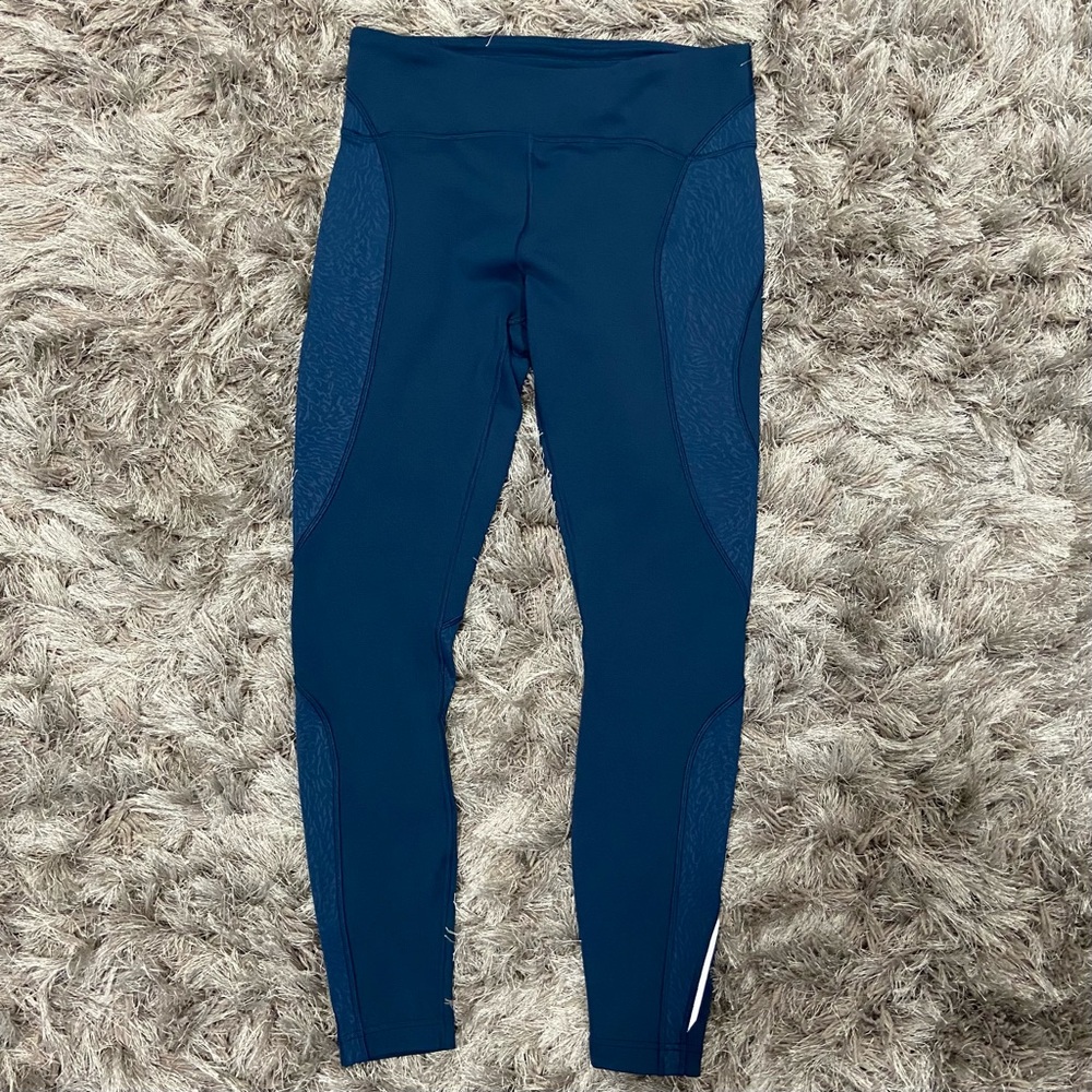 Lululemon women cold pacer blue tone on tone high rise leggings. Size 8. NWOT.